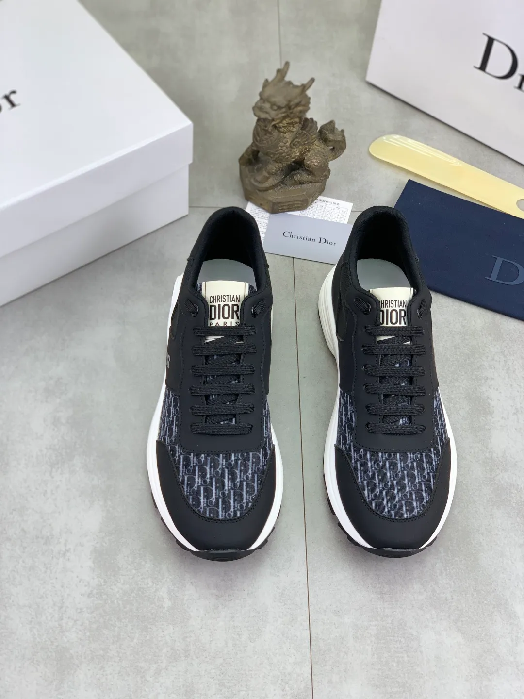 Men's shoes 💰P420 New Dior Chrono 2025 new product B30 series, in white and black fly woven series, decorated with computer-printed CD logo on both sides, star patch on the tongue and Dior logo on the heel, many details highlight the style. The interior is matched with the original color matching mesh, and the interior of the body is supported by low-temperature shaping sheets, and is filled with light feather cotton to keep the interior full and soft against the feet. The exclusive open-molded outsole adopts a one-piece molding process, so there is no need to worry about problems such as the opening and falling of sole decorative accessories. It is light and comfortable to wear, yet strong and wear-resistant. The two-color shoelaces are accessorized with exquisite metal five-pointed star pendants, creating a high-end, trendy and casual look at all times. Color: white black blue code number: 38-44 (45 customized)